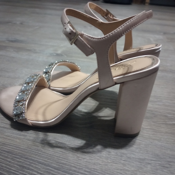 Jewel by Badgley Mischka Hendricks Champagne Dress Sandals - Picture 5 of 8